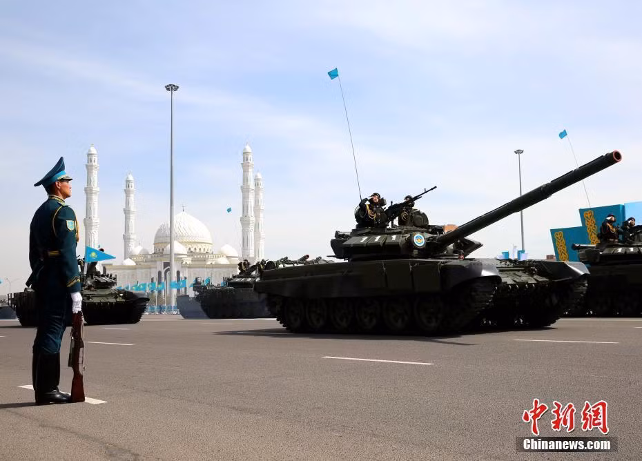 Kazakhstan đến nay vẫn giữ quan hệ quân sự truyền thống với Nga, do đó trang bị của quân đội nước này đa số là nhập khẩu từ Nga và duy trì từ thời Liên Xô cũ. Trong ảnh, xe tăng T-72BA của Kazakhstan được nâng cấp theo chuẩn T-72B3 Nga. Nguồn ảnh: Tân Hoa Xã