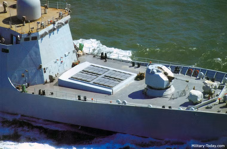 Type 054A được trang bị hệ thống vũ khí tương xứng với kích cỡ của nó gồm: tên lửa phòng không tầm trung; tên lửa chống hạm tầm xa cùng hệ thống chống ngầm rất mạnh. Trong ảnh, ngay trước thượng tầng là bệ phóng thẳng đứng VLS 32 ống có thể chứa tên lửa đối không HHQ-16 (tầm phóng 35-75km, có thể đánh chặn mục tiêu ở độ cao chỉ 10m). Nguồn ảnh: Military-Today