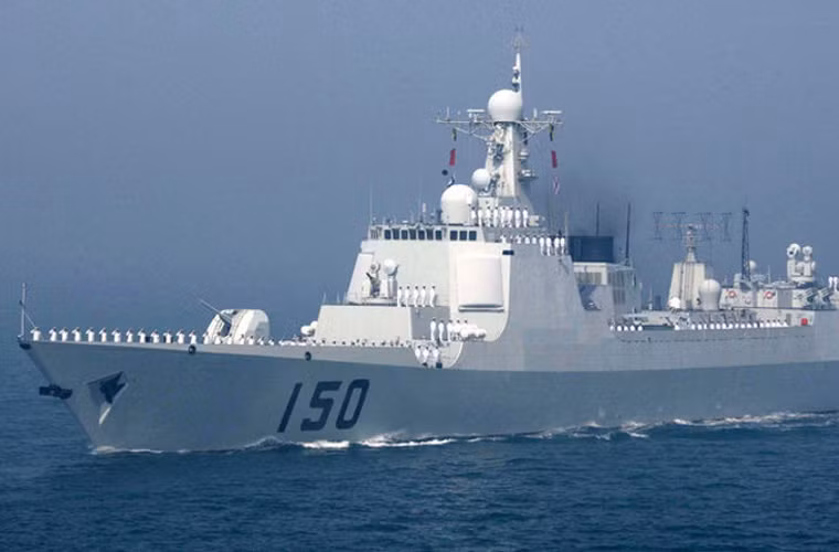 Type 052C được coi là lớp tàu chiến đầu tiên của binh chủng tàu mặt nước Hải quân Trung Quốc có khả năng phòng không cấp hạm đội. Con tàu được thiết kế thượng tầng khá giống với tàu khu trục Arleigh Burke với việc tích hợp anten mạng pha ngay trên hai bên mặt của đài chỉ huy. Nguồn ảnh: Pakistan Afairs Forum