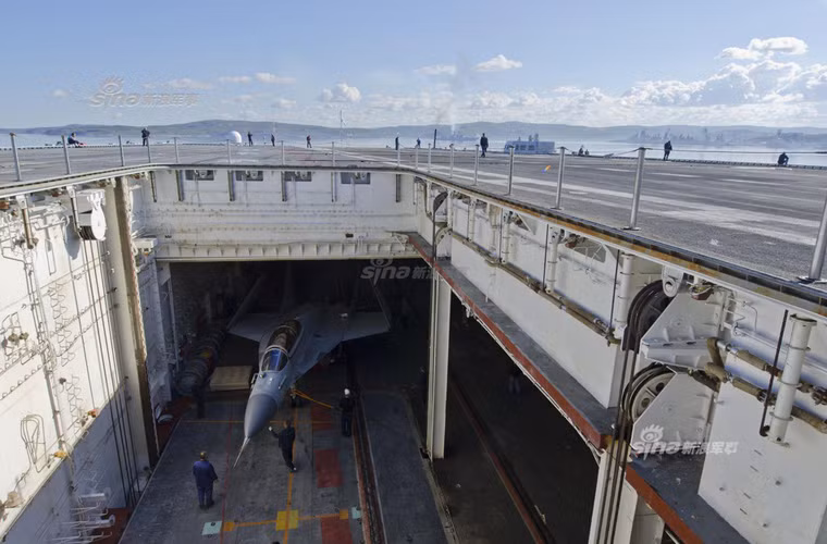 MiG-29K là tiêm kích đa năng trên tàu sân bay do Cục thiết kế Mikoyan phát triển cho Hải quân Nga và phục vụ xuất khẩu. Trước mắt, trong tương lai gần, MiG-29K sẽ là tiêm kích hạm số 1 của Hải quân Nga khi các máy bay Su-33 sắp hết hạn sử dụng. Nguồn ảnh: Sina