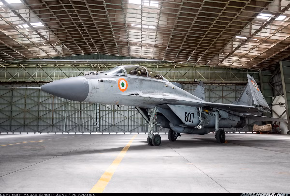 MiG cũng đã bán được 45 chiếc MiG-29K/KUB cho Không quân Hải quân Ấn Độ sử dụng. Mặc dù có một chút than phiền về chất lượng, tuy nhiên nhìn chung là tương lai của MiG-29K khá sáng lạn. Nguồn ảnh: Airlines.net