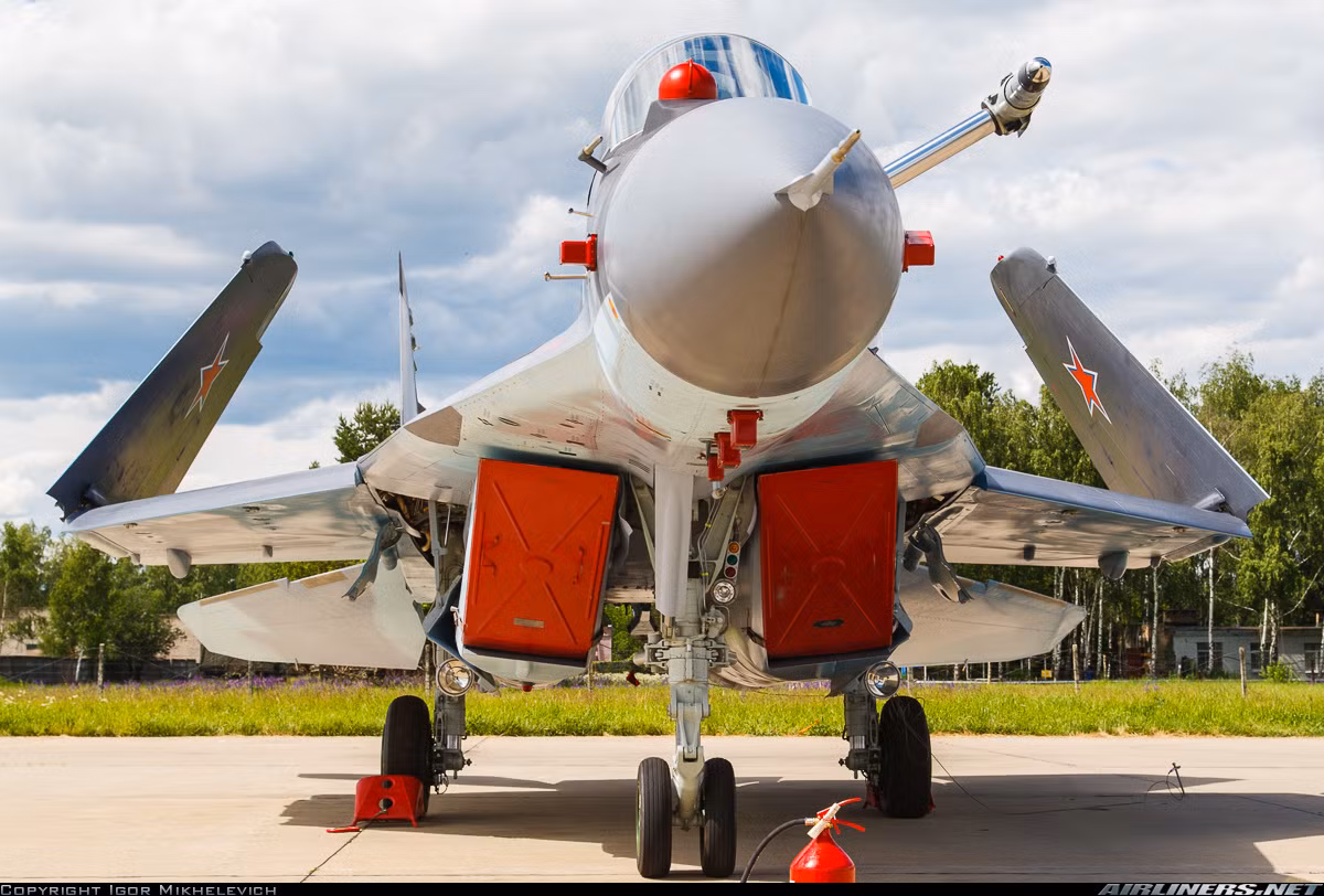 Tiêm kích hạm MiG-29K được phát triển trên cơ sở cải tiến khung thân của phiên bản MiG-29M với việc gia cố càng hạ cánh, sử dụng cánh gấp, bổ sung móc hãm đà để hoạt động trên tàu sân bay. Nguồn ảnh: Airlines.net