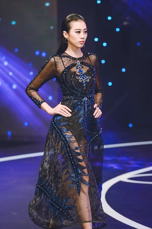 Chiếc váy được nhiều mỹ nhân Việt ưa chuộng đã được Kiki Lê diện trong một show diễn thời trang.