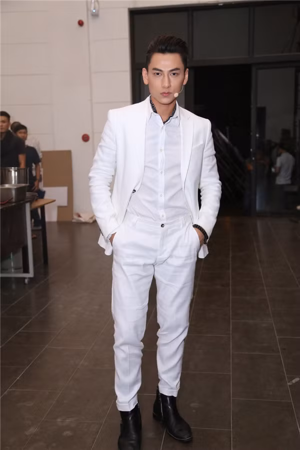 Issac đẹp hút hồn trong bộ suit trắng kết hợp với boot đen mạnh mẽ. Ảnh:FBNV.