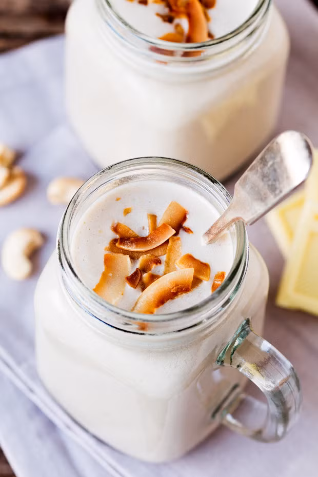 Socola trắng kết hợp cùng dừa khô và hạt điều tạo nên thức uống hảo hạng rất được ưa chuộng vào mùa đông.