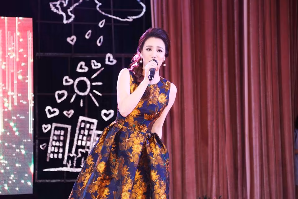 Chiếc đầm màu giúp Hồ Quỳnh Hương khoe triệt để làn da trắng. Ảnh: FBNV.