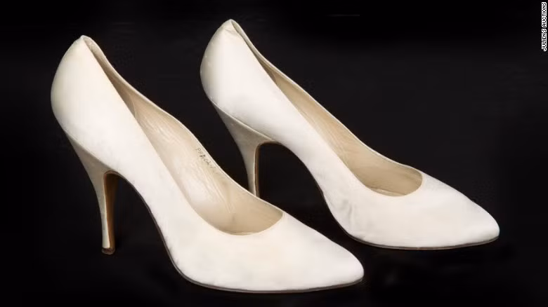Đôi giày cao gót Salvatore Ferragamo của Monroe từng được trưng bày tại quầy giày dép ở bảo tàng Victoria&amp; Albert, London vào năm 2015.