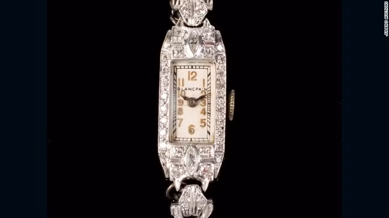 Đồng hồ Art Deco nạm kim cương tuyệt cũng được trưng bày tại buổi đấu giá.