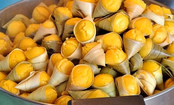 Bánh bò thốt nốt màu vàng ươm, gói trong lá chuối, phía trên rắc dừa nạo, trông rất hấp dẫn. Khách du lịch thường mua món bánh này để làm quà mỗi lần đến miền Tây. Ảnh: Blogspot.