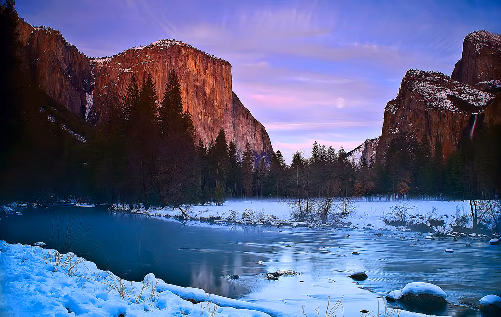 Công viên quốc gia Yosemite, California: Vào mùa đông, ở đây có những đỉnh núi tuyết, dốc sương mù, thác nước đóng băng và suối lạnh, ngọn hải đăng tuyệt đẹp hút du khách thập phương.
