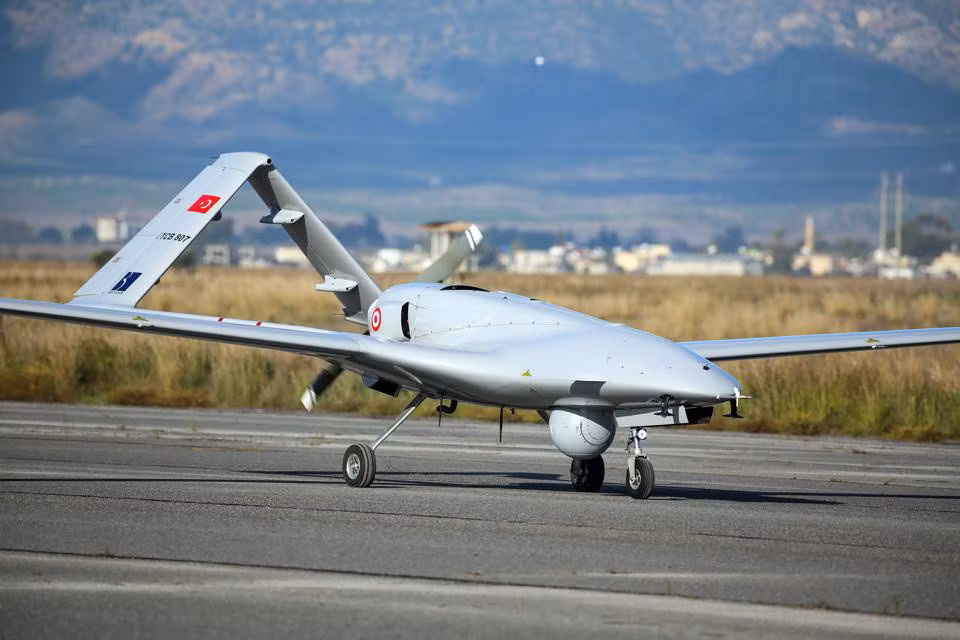 Nhiều chuyên quân sự cho rằng trong vài năm qua, UAV Thổ Nhĩ Kỳ đã có kinh nghiệm thực chiến đáng kể đối với các hệ thống phòng không cũng như tổ hợp tác chiến điện tử và radar do Nga sản xuất, trong khi Moskva gần như chưa có thông tin về UAV của Ankara.
