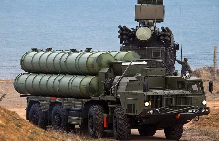 S-400 được đánh giá cao nhờ khả năng nhận biết tình huống tốt và có thể tiêu diệt máy bay tàng hình ở ngoài đường chân trời vô tuyến điện từ.