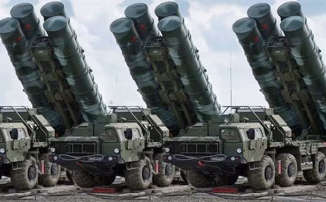 Đáng ngạc nhiên khi hệ thống tên lửa phòng không nổi tiếng nhất của Nga là S-400 Triumf chỉ đứng ở vị trí thứ ba, tổ hợp có thể sử dụng nhiều loại tên lửa khác nhau, khiến nó trở nên cực kỳ linh hoạt khi thực hiện nhiệm vụ.
