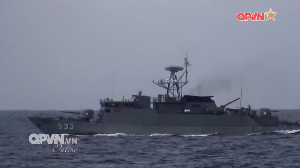 Tàu HTMS Longlom số hiệu 533 là một trong ba khinh hạm chống ngầm lớp Khamronsin do Thái Lan tự đóng trong nước dựa theo thiết kế của Anh, tàu được đưa vào hoạt động vào tháng 10 năm 1992. Ảnh: Tàu Longlom 533 tuần tra chung (nguồn QPVN).