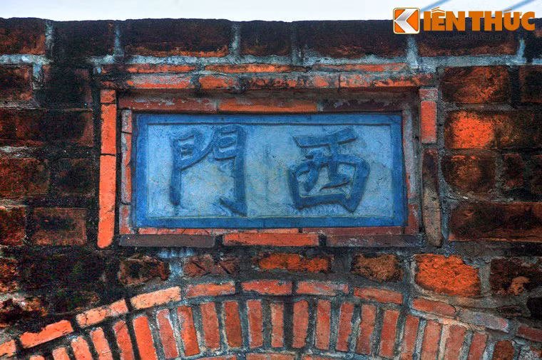 Trong quá khứ, tòa thành là nơi diễn ra những cuộc giao tranh quyết liệt giữa quân đội nhà Lê và nhà Mạc trong nhiều năm mỗi khi các vua Mạc mở cuộc tiến công từ Cao Bằng xuống Thăng Long.