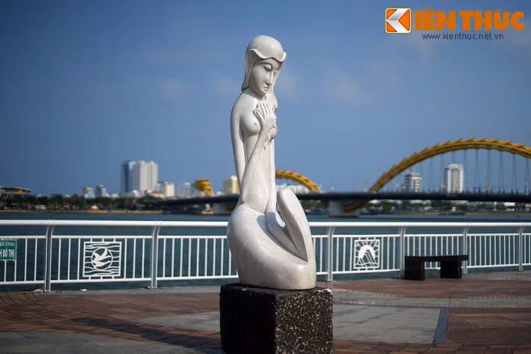 Theo nhà nghiên cứu Lê Văn Hảo, Theo Hán tự, chữ “Đà” là con sông, chữ “Nẵng” là xưa kia. Ông cho rằng Đà Nẵng là tên gọi do người Việt mượn của tiếng Chăm mà Việt hóa theo âm Hán Việt một cách tài tình, giữ cả âm lẫn nghĩa: vùng sông nước xưa kia. Ảnh: Vườn tượng bên sông Hàn.