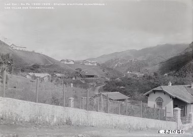Bên ngoài trạm khí tượng ở Sa Pa thập niên 1920.