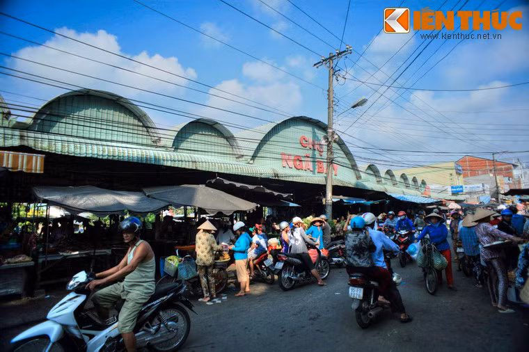 Môt địa điểm lý thú khác là chợ Ngã Bảy nằm bên kênh Xẻo Dong, khu vực trung tâm thị xã.