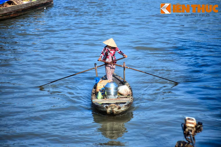 Xuồng là phương tiện di chuyển phổ biến trên các dòng kênh, tương tự như xe máy trên mặt đất.