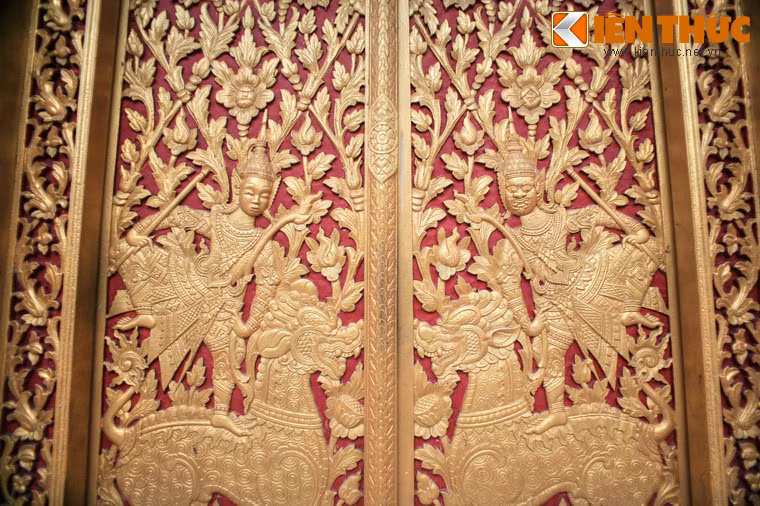Chính điện có bốn cổng được làm bằng gỗ - nguyên thân gỗ xẻ, khắc cảnh giao đấu giữa hai nhân vật thiện – ác trên nền khung được trang trí hoa văn tinh xảo, thể hiện trình độ chạm khắc gỗ cao của các nghệ nhân.