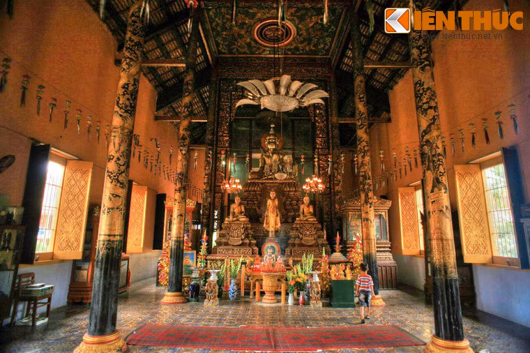 Toàn bộ khối chính điện chùa Kh'Leang được dựng bởi 60 cột trụ, chia làm 6 hàng. Bên trong chính điện, bệ thờ và nơi đặt các tượng ở hai gian trong cùng.