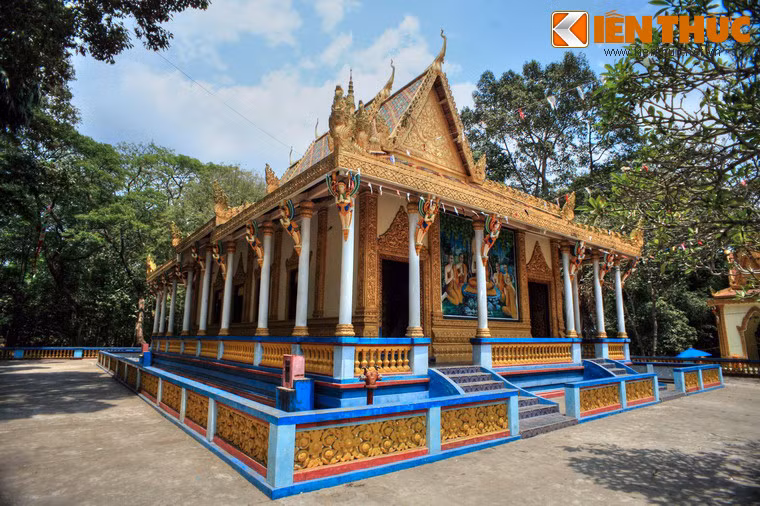 Ngôi chùa này có kiến trúc Khmer cổ, chánh điện được xây bằng gạch, mái lợp ngói, bốn đầu mái cong vút chạm trổ hình rắn Naga, trên đỉnh mái có một ngọn tháp nhọn.