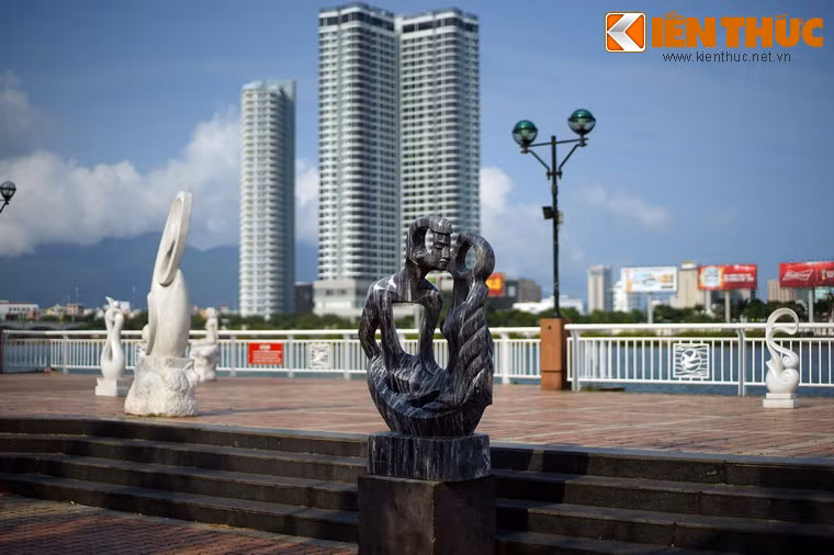 Từ năm 2012 đến nay, một phần bờ sông Hàn ở khu vực trung tâm Đà Nẵng đã trở thành nơi trưng bày những bức tượng của làng đá mỹ nghệ Non Nước, một làng nghề có truyền thống lâu đời ở thành phố biển miền Trung.