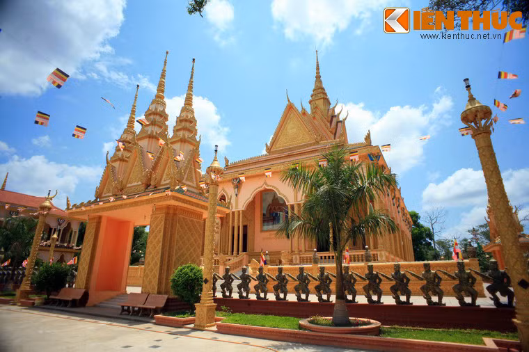 6. Tọa lạc tại xã Đại An, huyện Tà Cú, tỉnh Trà Vinh, chùa Nodol (còn gọi là chùa Cò, chùa Giồng Lớn) được xây dựng vào năm 1678. Sau nhiều lần trùng tu, lần mới nhất vào năm 2009-2012 thì chùa có diện mạo như hiện tại, với dáng vẻ bề thế và lộng lẫy.