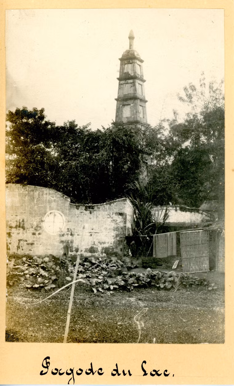 Tháp Bút bên bờ hồ Gươm.