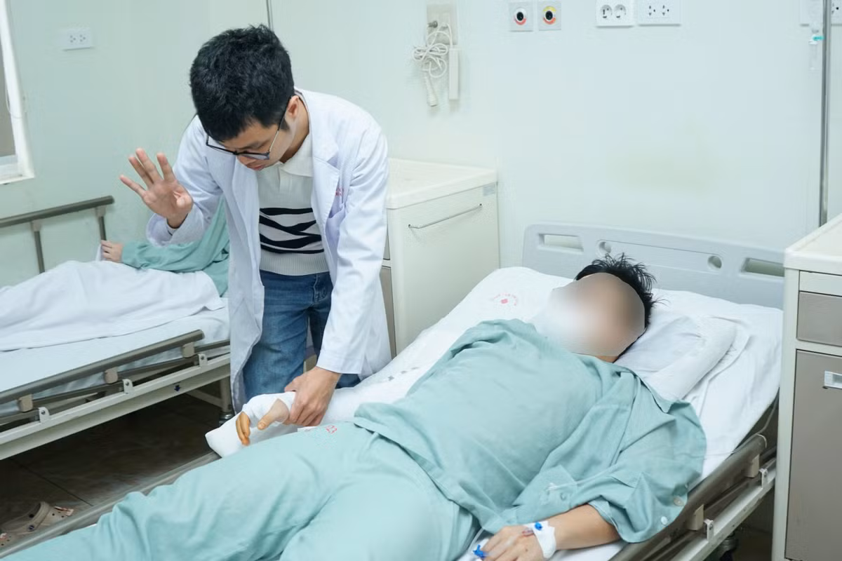 Chơi trò vật tay, nam thanh niên phải nhập viện cấp cứu Choi tro vat tay, nam thanh nien phai nhap vien cap cuu