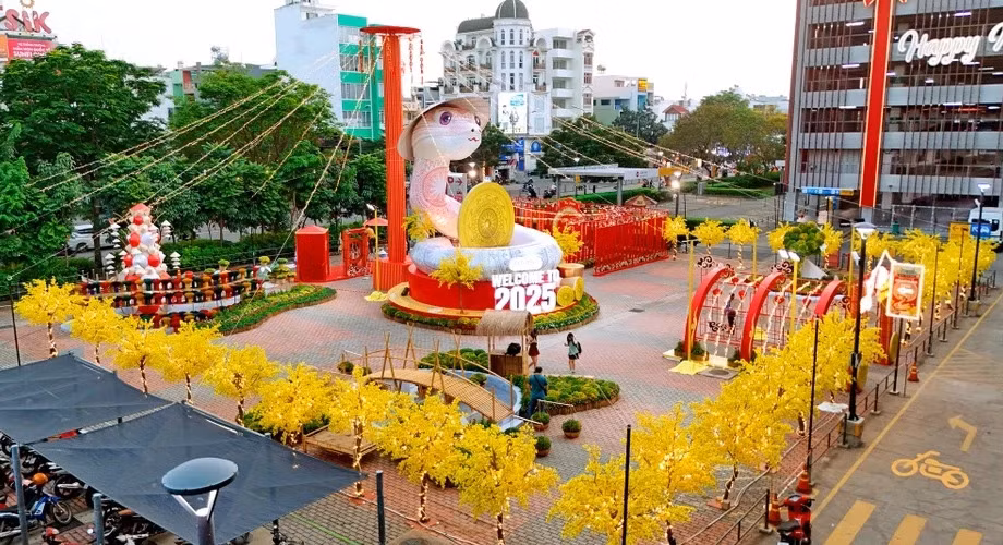 "Bé Na" tại một TTTM ở Tân Phú (TP.HCM) được lòng cộng đồng mạnh nhờ vẻ ngoài truyền thống và dễ thương. Tượng mang màu trắng với hình xăm hoa văn trống đồng. (Ảnh: SD Solution).