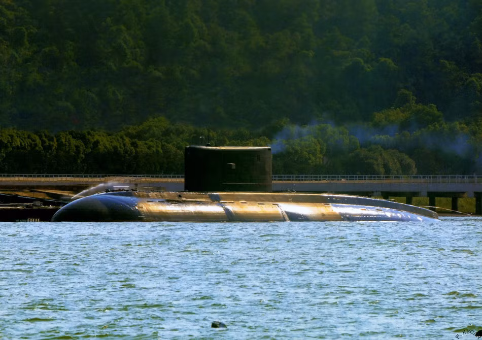 Hai tàu Kilo 877EKM được chuyển giao năm 1995 và 2 tàu Kilo 636 được chuyển giao vào năm 1997 và 1998. Tất cả 4 tàu mua năm 1994 đều được triển khai ở căn cứ tàu ngầm thuộc Hạm đội Biển Đông tại Chu Sơn, Triết Giang gần eo biển Đài Loan. Theo một số nguồn tin, hai chiếc Kilo 877EKM sau đó gặp hàng loạt trục trặc về máy phát điện, ắc quy.