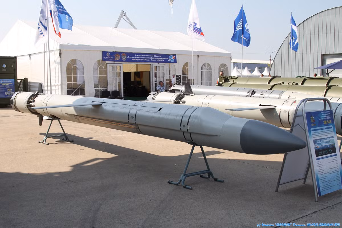 Và tên lửa hành trình hải đối hải 3M-54E có tầm bắn 220km, mang đầu đạn 200kg và đạt vận tốc bay siêu âm Mach 2,9.