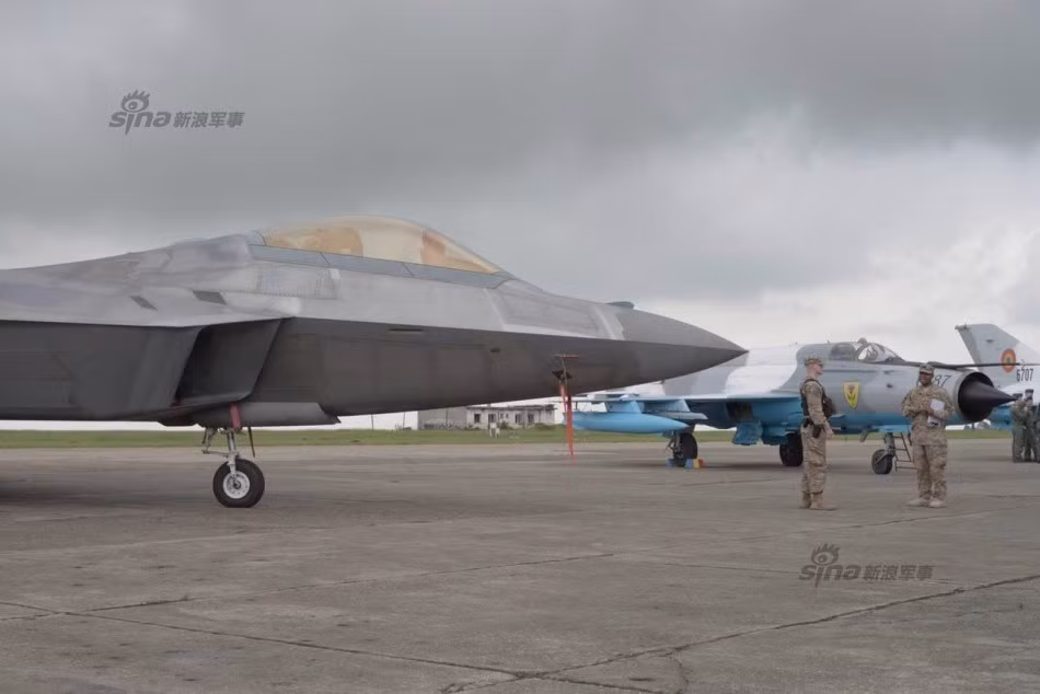 Các quân nhân Không quân Mỹ chắc hẳn sẽ rất thích thú khi được chạm mặt MiG-21 dù chúng lỗi thời hơn rất nhiều so với F-22 – mẫu tiêm kích thế hệ thứ 5 tiên tiến nhất thế giới.