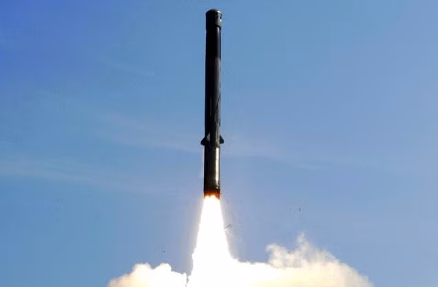BrahMos đạt tầm bắn từ 290-300km, trần bay tối đa 14.000m, ở pha cuối tiếp cận mục tiêu thì quả đạn hạ xuống độ cao chỉ 3-4m - cực kỳ khó đánh chặn.