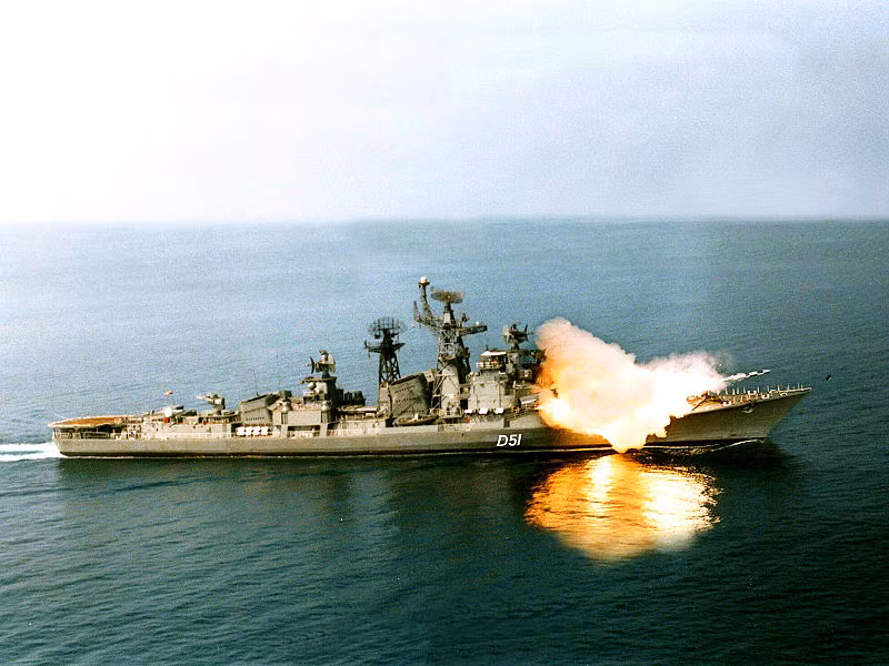 Năm 2003, Ấn Độ bắt đầu triển khai thử nghiệm tên lửa chống hạm BrahMos lên tàu khu trục INS Rajput và từ tháng 4/2013 bắt đầu lắp đặt rộng rãi lên nhiều tàu mặt nước hiện đại.
