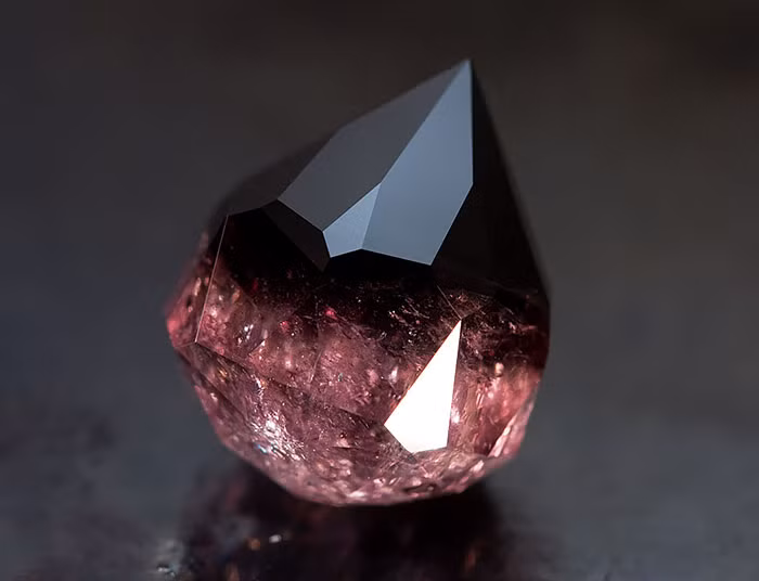 Đá Tourmaline (đá mắt mèo) trông thật huyền bí.