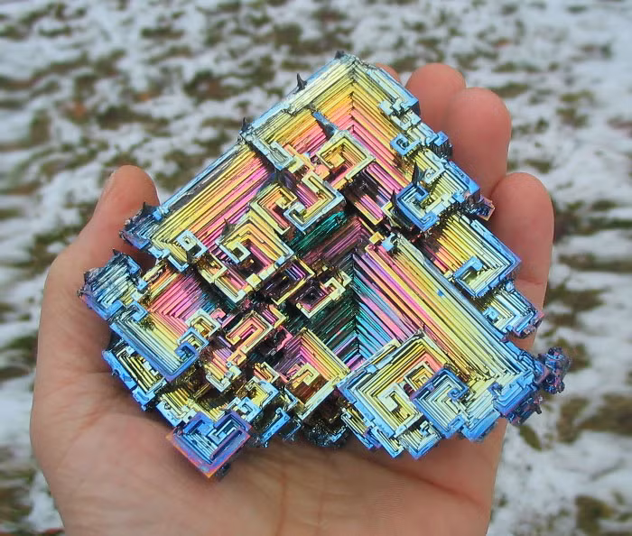 Bismuth với những hình khối vuông vức, ánh lên màu sắc tuyệt đẹp.
