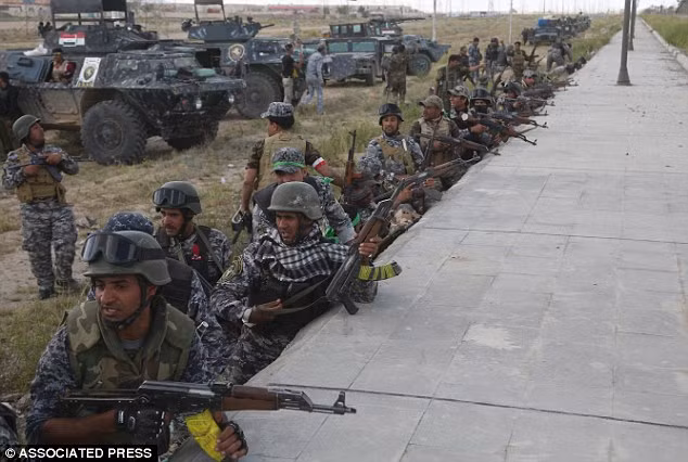 Lực lượng quân đội chính quy Iraq vào vị trí, chuẩn bị cho các cuộc đụng độ.