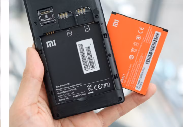 Pin đi kèm dung lượng 2.000 mAh, mức trung bình so với các di động cùng màn hình khoảng 4,7 đến 5 inch.