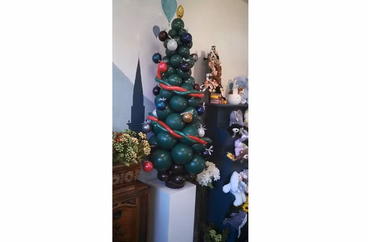  6. Từ bong bóng: Để tạo nên cây thông Noel kiểu này cũng khá đơn giản, nhưng bạn sẽ hơi mất công cho việc thổi và kết những quả bong bóng lại với nhau.