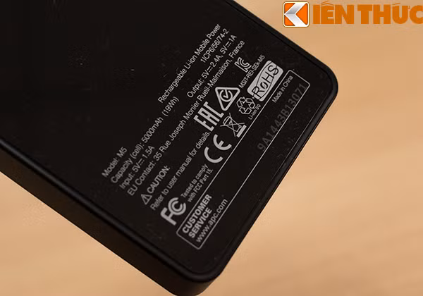 Một bộ pin dự phòng APC M5 có ghi rõ công suất tính bằng Wh.