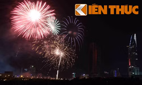 Đúng 21h tối 2/9, những phát pháo đầu tiên bay lên bầu trời khiến nhiều người trầm trồ.