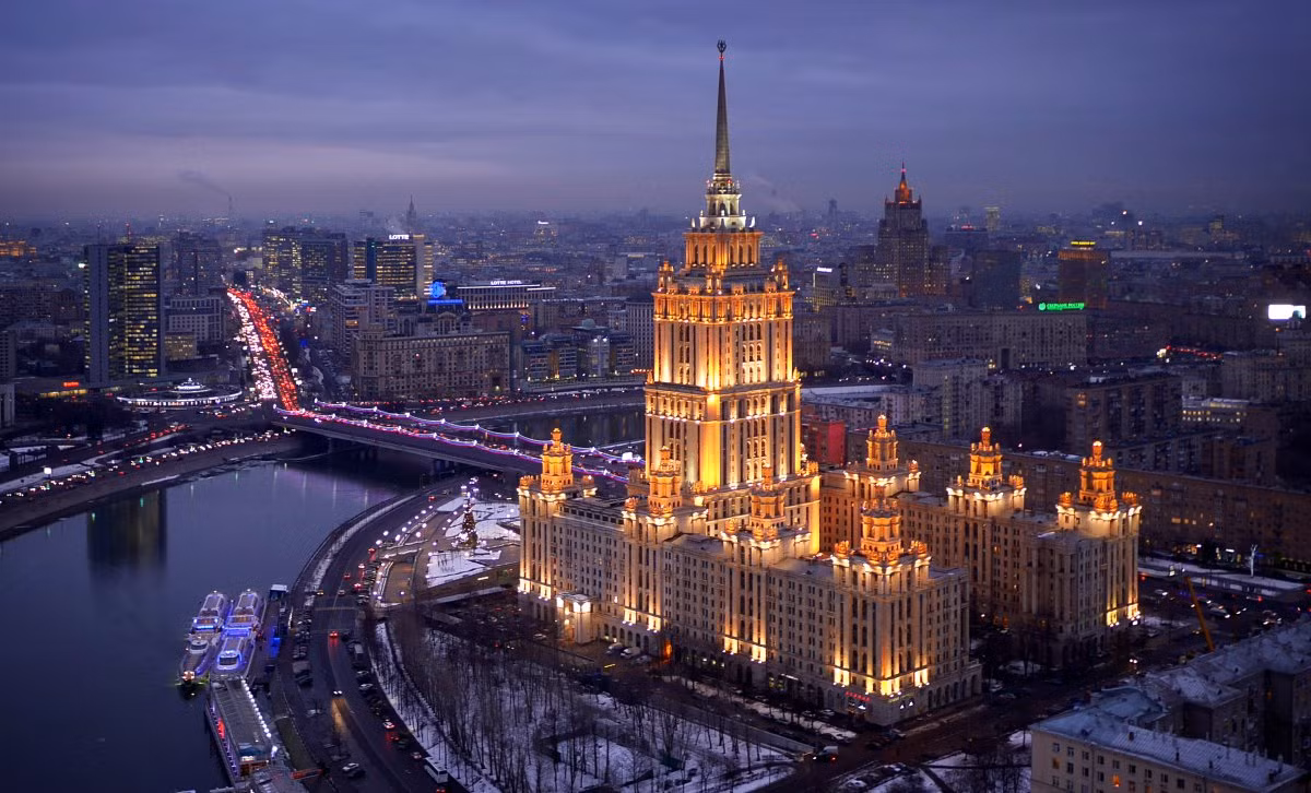 Khách sạn Hotel Ukraine ở Moscow, Nga sáng đèn điện. Ảnh BI