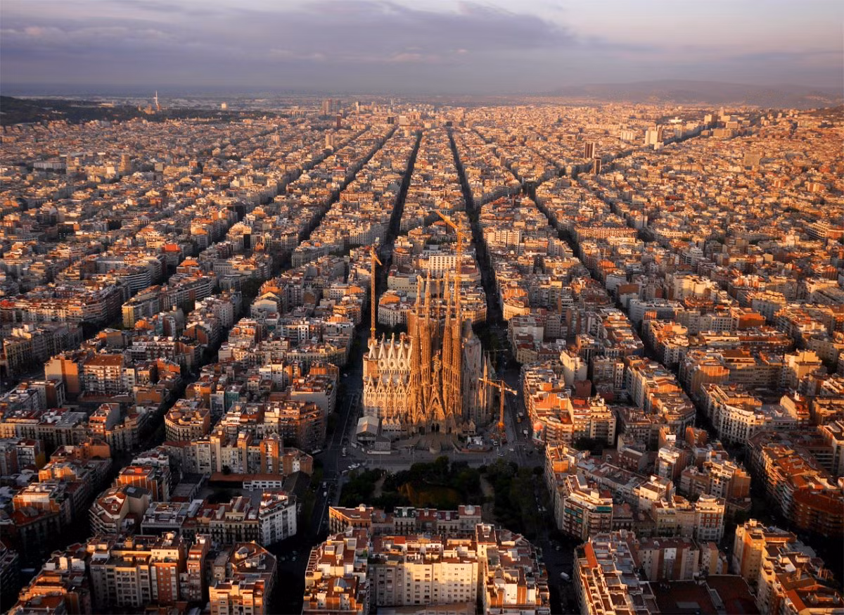 Toàn cảnh thành phố Barcelona ở Tây Ban Nha được quy hoạch chỉnh trang với các block thẳng hàng tăm tắp. Ảnh BI