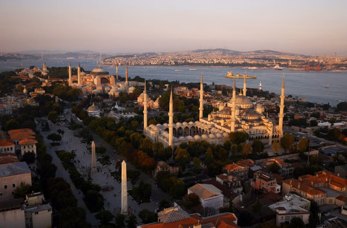 Chiếc UAV của Chapple còn chụp được Nhà thờ Hồi giáo màu Xanh ở Istanbul, Thổ Nhĩ Kỳ. Ảnh BI