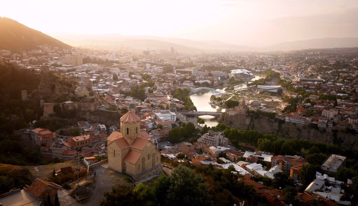 Dòng sông Mtkvari ở Tbilisi, Gruzia hiện lên trong khung hình rất đỗi thơ mộng. Ảnh BI