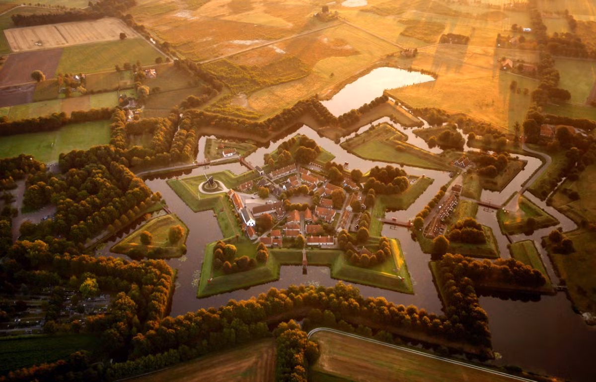 Chiêm ngưỡng pháo đài Fort Bourtange hình ngôi sao ở Bourtange, Hà Lan nhìn từ trên cao. Ảnh BI