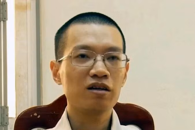 Tú chạy xe máy vòng quanh các đường phố, đến trưa thì trở lại phòng trọ mang theo bình xịt phòng và chai rượu. Hắn kể: “Khi quay về phòng buổi trưa, tôi thấy có mùi nên đã quay ra cửa hàng tạp hoá mua lọ xịt phòng về xịt. Sau đó tôi lấy rượu đổ lên người và miệng cô gái để làm mềm. Đến đầu giờ chiều, có người gọi điện cho tôi thông báo người nhà nạn nhân đến tìm”.