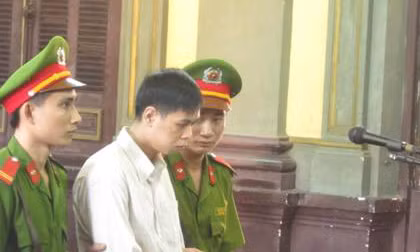 Ngày 10/8/2011, TAND tỉnh Đồng Nai đã mở phiên xét xử vụ án giết người, cướp tài sản, tuyên phạt Nguyễn Thiên Kim án tử hình cho tội giết người, 10 năm tù cho tội cướp tài sản, tổng hình phạt cao nhất là tử hình. Ngoài ra, tòa còn buộc gia đình Kim phải bồi thường cho gia đình các nạn nhân gần 200 triệu đồng về tổn thất tinh thần và chi phí ma chay. (Ảnh: Pháp luật Việt Nam)